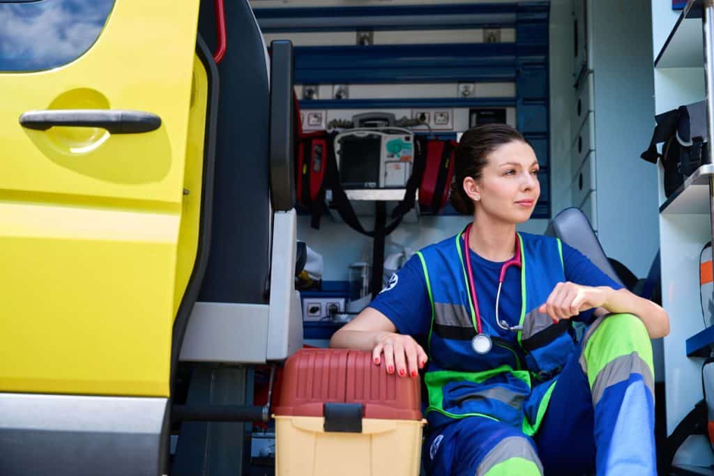 difference between emt and paramedic